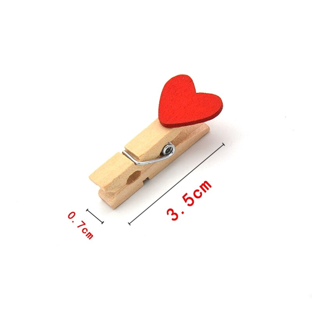 تصویر گیره چوبی طرح قلب قرمز